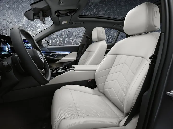 BMW 530e — תא הנוסעים