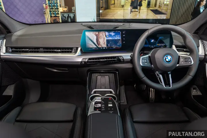 BMW iX2 — תא הנוסעים