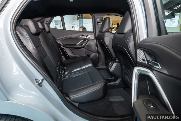 BMW iX2 — תא הנוסעים