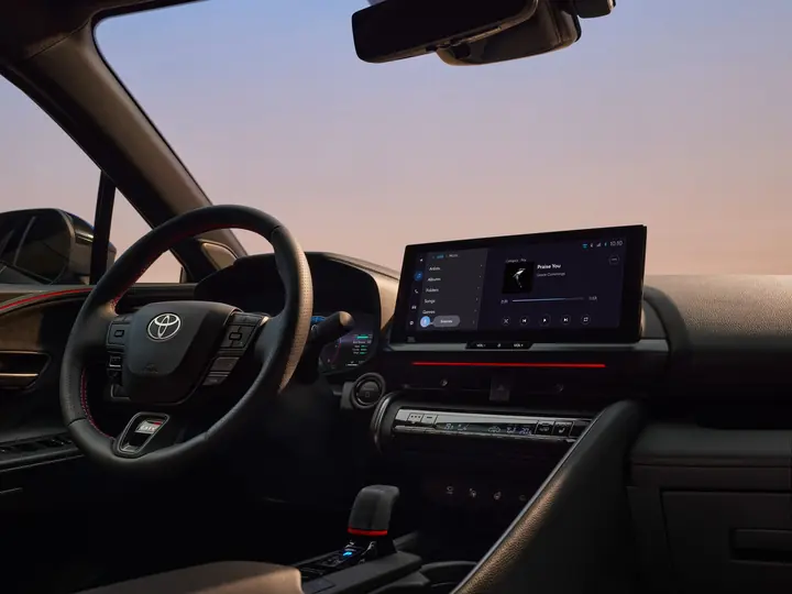 Toyota C-HR — תא הנוסעים